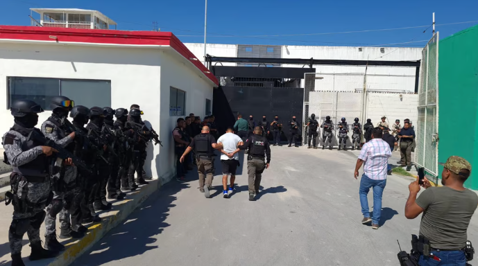 Ingresan a centro penitenciario de Piedras Negras a presunto líder criminal detenido por homicidio de agentes estatales