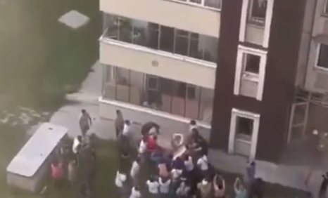 VIDEO: Personas saltan por las ventanas de un edificio en Kazajistán para escapar de incendio