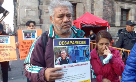 Familiares de Carlos Aranda, mexicano desaparecido en Canadá, se manifiestan en Palacio Nacional