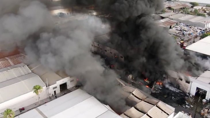 Incendio consume bodega en Apodaca, Nuevo León 
