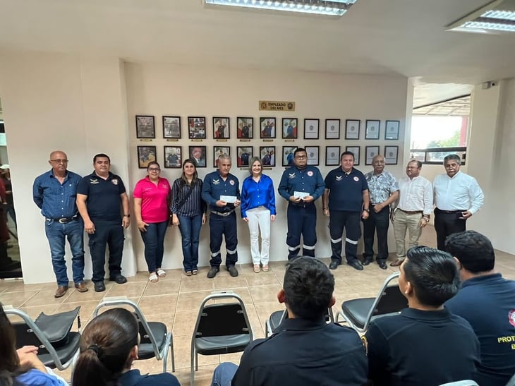 Alcaldesa Norma Treviño premia y reconoce la labor de los bomberos del mes de julio