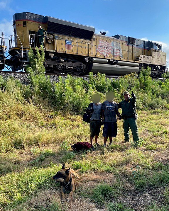 Oficial canino detecta migrantes en el ferrocarril 