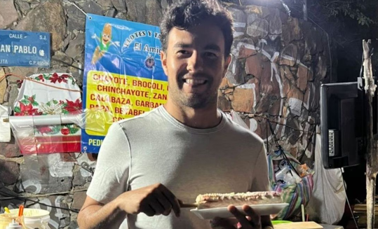 Checo Pérez está de vacaciones y aprovechó para comerse un elote en Guadalajara