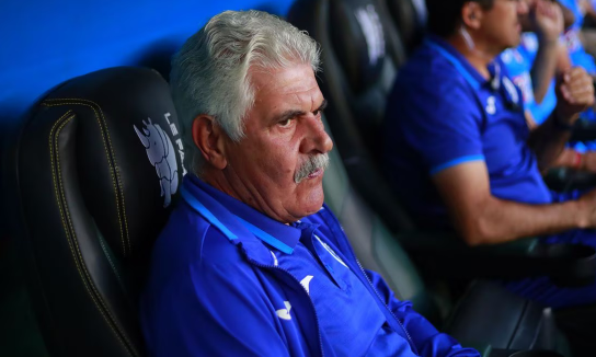Aficionados del Cruz Azul revientan a Ricardo Ferretti y agradecen su despido