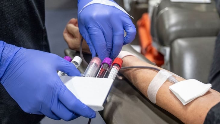 Más hombres homosexuales podrán donar sangre tras un cambio de normativa