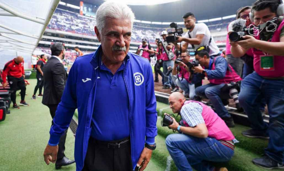 'Tuca' deja Cruz Azul sin hablar con la prensa ni despedirse de jugadores