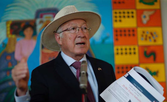 Embajador Ken Salazar celebra condena a hombre que reclutaba choferes para transportar migrantes