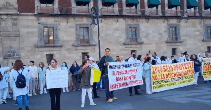 Condenan agresiones a personal médico que protestó en el Zócalo