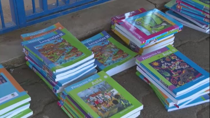 Padres de familia regresan libros de texto gratuitos en Zacatecas 