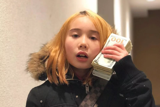 Fallece Lil Tay con su hermano: La controvertida rapera de 15 años que mostraba dinero y insultaba a las personas