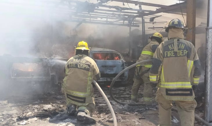 Trabajador de taller resulta con quemaduras al incendiarse el inmueble y tres vehículos