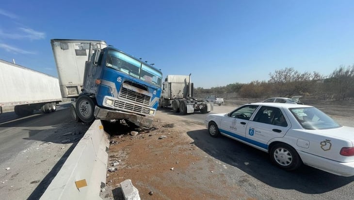 Colapsa carretera a Monclova por accidente de tráiler en Escobedo, Nuevo León 