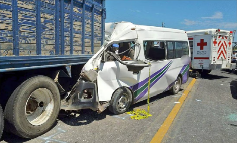 5 muertos y 9 heridos deja choque de transporte público contra camión en carretera Tehuacán-Orizaba