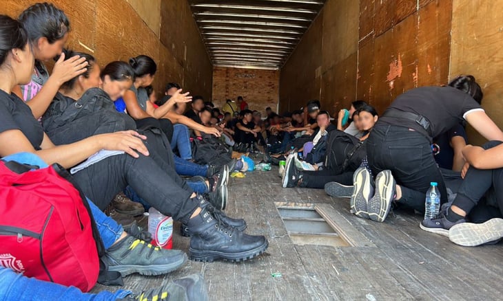 Rescatan a 64 migrantes abandonados en la caja de un tráiler sin agua ni alimentos en Nuevo León