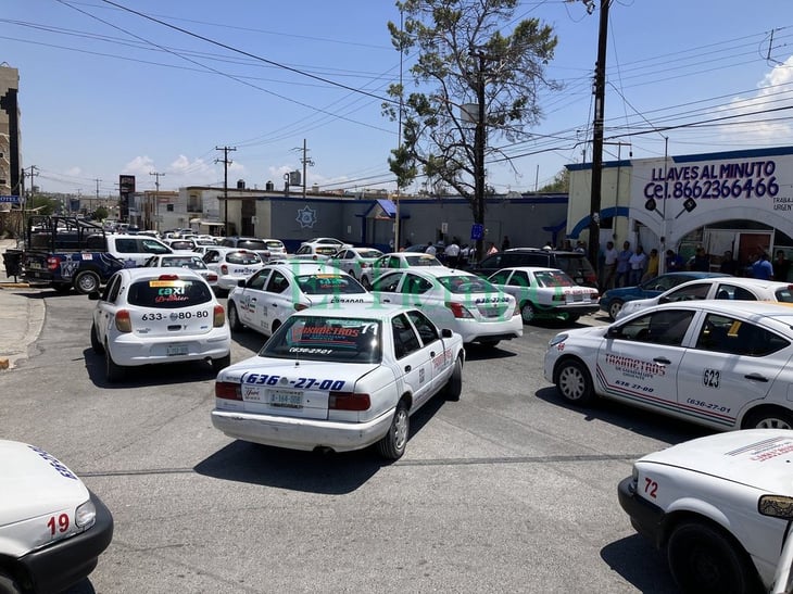 Taxistas bloquean calle Hidalgo de la Zona Centro