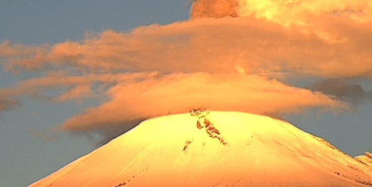 Nevado y con actividad, así amaneció este domingo el volcán Popocatépetl