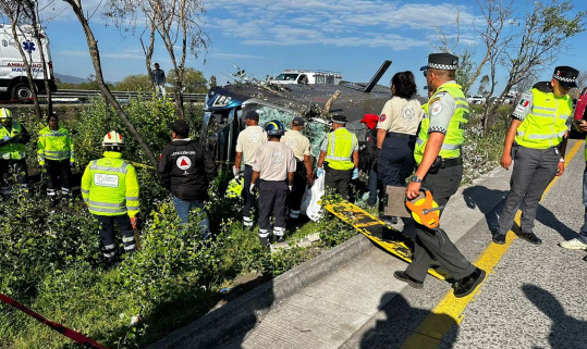 Reportan al menos 7 muertos por autobús que volcó en la México-Querétaro