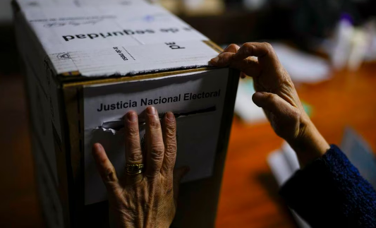 Argentina elige candidatos presidenciales, en medio de crisis económica y decepción