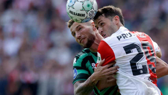 Floja actuación de Santiago Giménez, que se va en blanco con Feyenoord