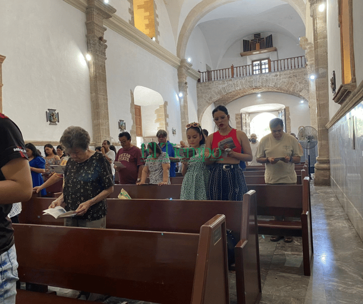 Católicos acuden a la misa dominical en la Santiago Apóstol 