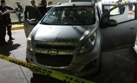 Atacan a balazos a pareja con bebé en brazos que viajaba en taxi de aplicación en Culiacán
