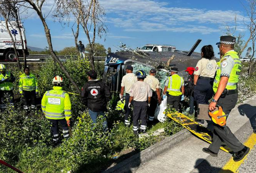 Trágico accidente en la autopista México-Querétaro: informan siete fallecidos por violento vuelco de autobús