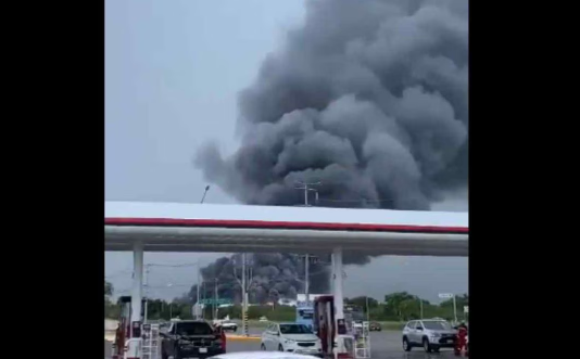 Incendio arrasa con dos empresas en parque industrial de Mérida, Yucatán