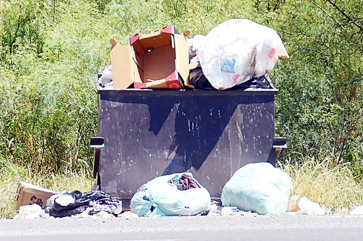 Denuncian a comerciantes que tiran basura en contenedores asignados a los ciudadanos