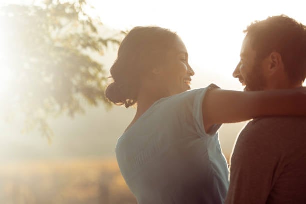 ¿Es posible tener una buena conexión con tu pareja sin intimidad? Una experta de Harvard lo explica