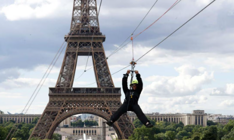 Hombre se filtra a la torre Eiffel y salta en paracaídas; es detenido