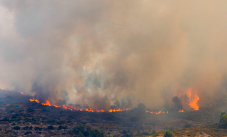 Fuertes vientos avivan incendio en Tenerife, España, forzando más evacuaciones