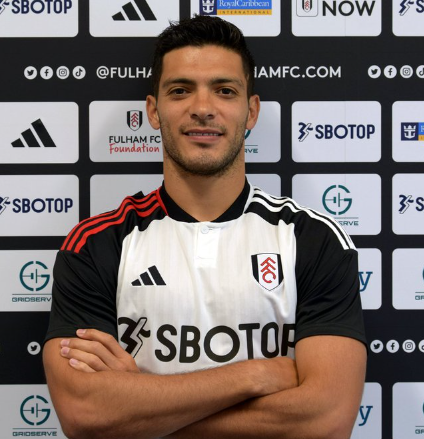 Raúl Jiménez no anotó en la derrota de Fulham ante Brentford: 0-3