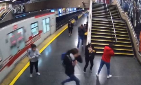 VIDEO: ¡Impactante! Joven muere tras arrojarse a las vías del metro en Santiago de Chile