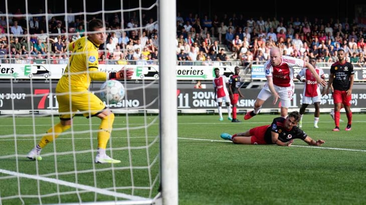 Ajax empató con Excelsior en la Eredivisie; Jorge Sánchez se quedó en la banca
