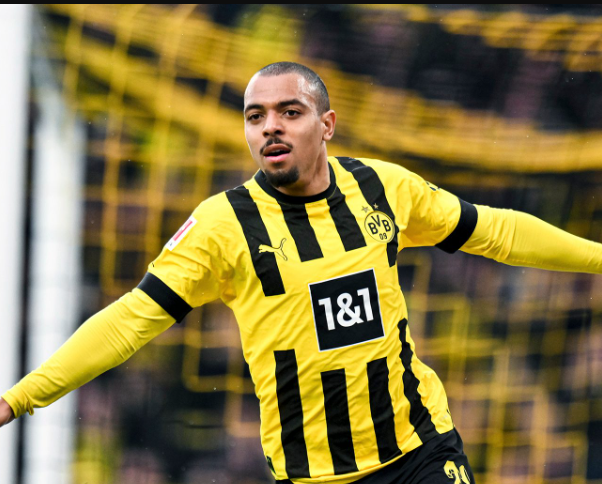 Malen salva al Borussia Dortmund en el último minuto