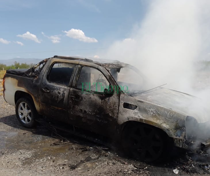 Se incendia camioneta en la carretera Monclova-Saltillo