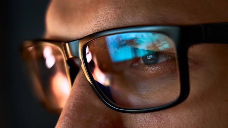 Un reclamo comercial que se derrumba: las gafas con filtro de luz azul no funcionan