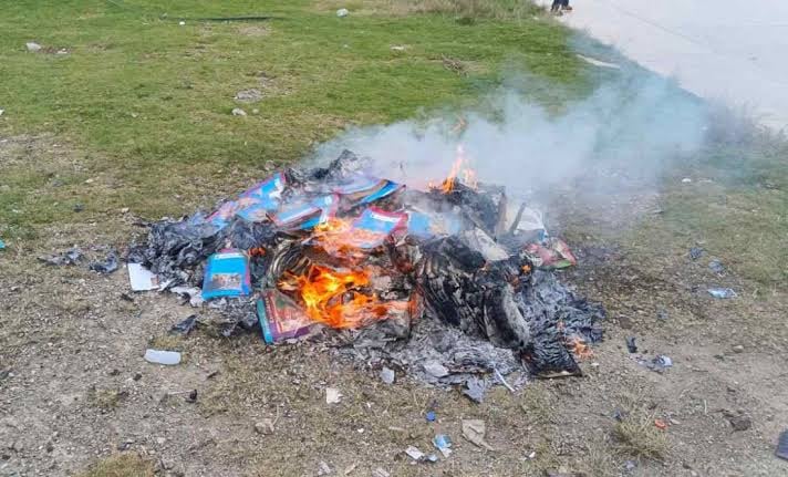 Indígenas queman libros de texto por 'ser del diablo' en Chiapas