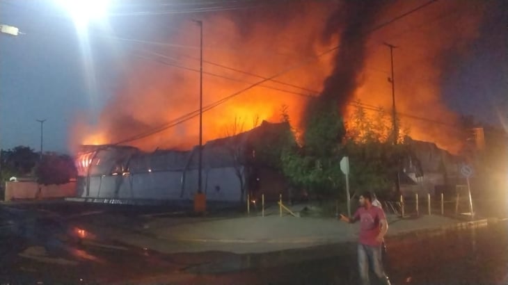 Pérdida total deja incendio de Bodega Aurrera de Múzquiz