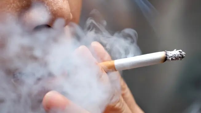 Adolescentes que fuman: encuentran un vínculo entre el tabaco y la reducción de la materia gris del cerebro
