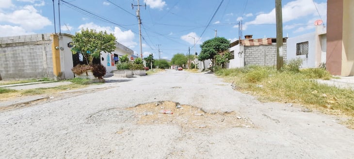Vecinos de Colinas piden  bacheo para tapar unos 'cráteres'