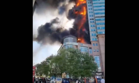 Fuerte incendio consume edificio de oficinas en China