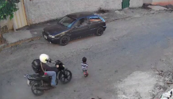 Madre descuida a su hijo por mirar el celular y lo atropella un motociclista 