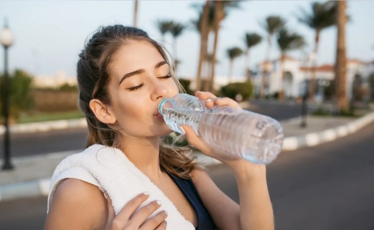 ¿Es posible sufrir deshidratación a pesar de consumir suficiente agua?
