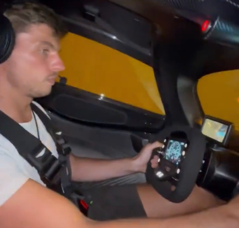Max Verstappen es visto manejando un Aston Martin