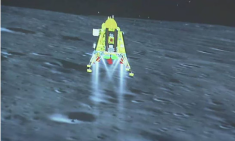 Misión espacial de la India logra alunizar con éxito en la Luna