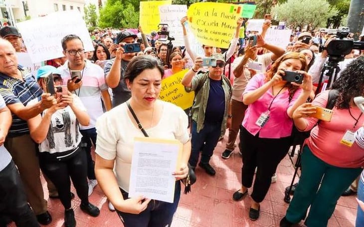 Marchan en Chihuahua a favor de la distribución de libros de texto 