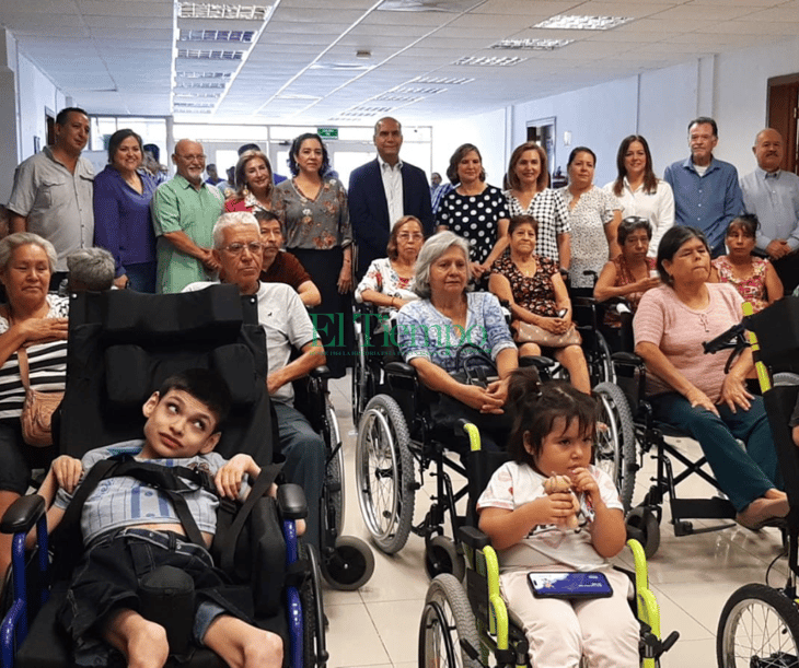 DIF Monclova hace entrega de sillas de ruedas a ciudadanos
