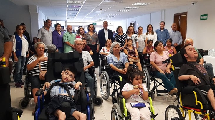 DIF Monclova hace entrega de sillas de ruedas a ciudadanos