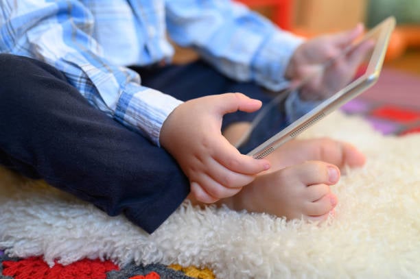 ¿Por qué no es recomendable que los niños pequeños pasen mucho tiempo frente a las pantallas?